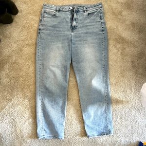 American Eagle Light Wash Stretch Mom Jeans